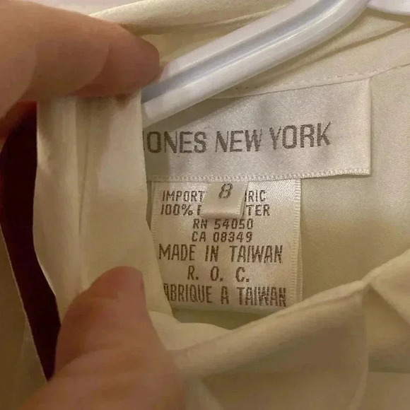 VINTAGE Blouse with shoulder  pads​​ - Picture 2 of 6